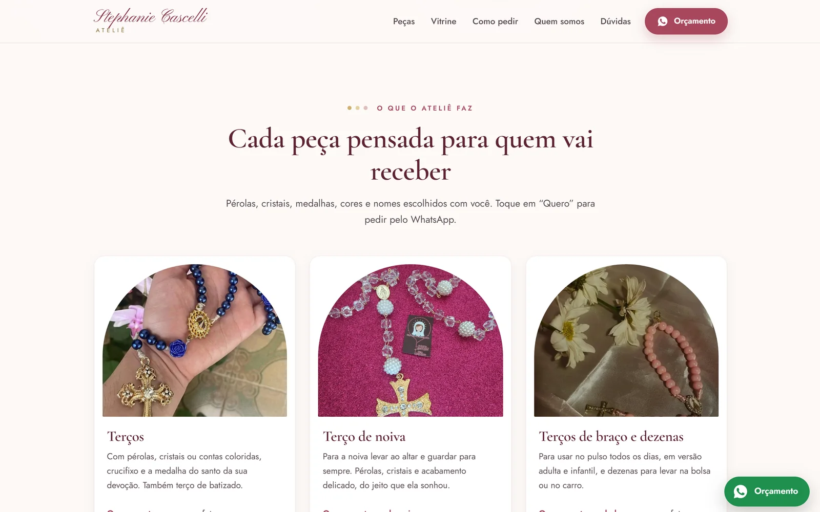 Seção de peças do ateliê, com fotos de terços em cartões